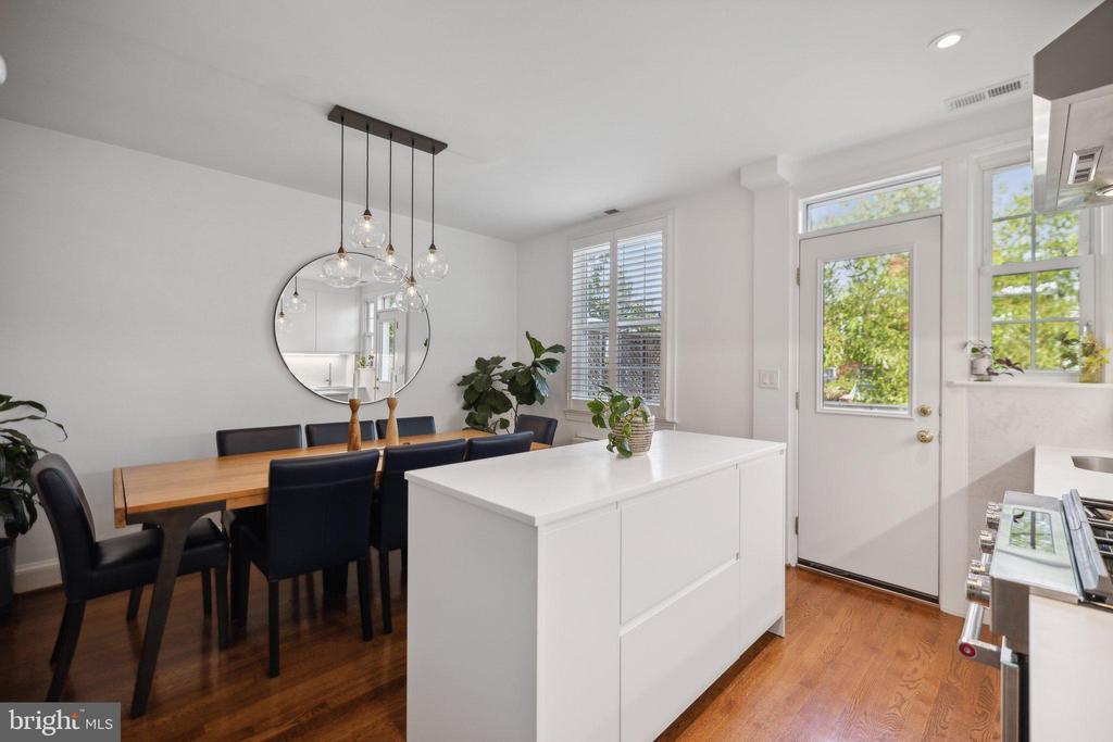 2221 39TH PLACE NW