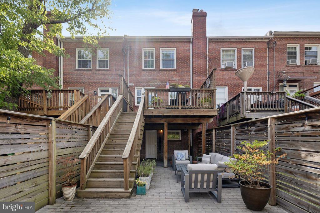2221 39TH PLACE NW