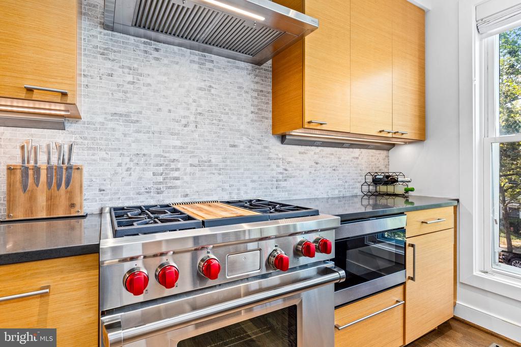 328 I STREET SE