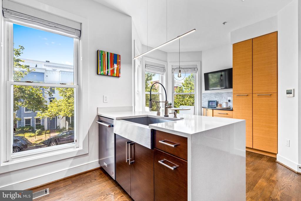 328 I STREET SE