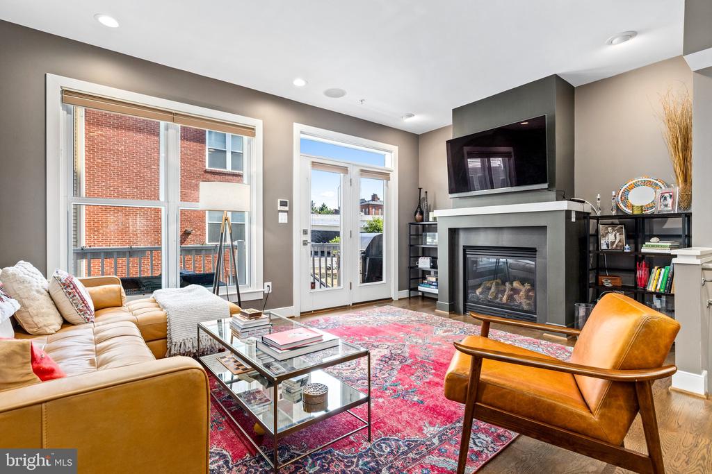 328 I STREET SE