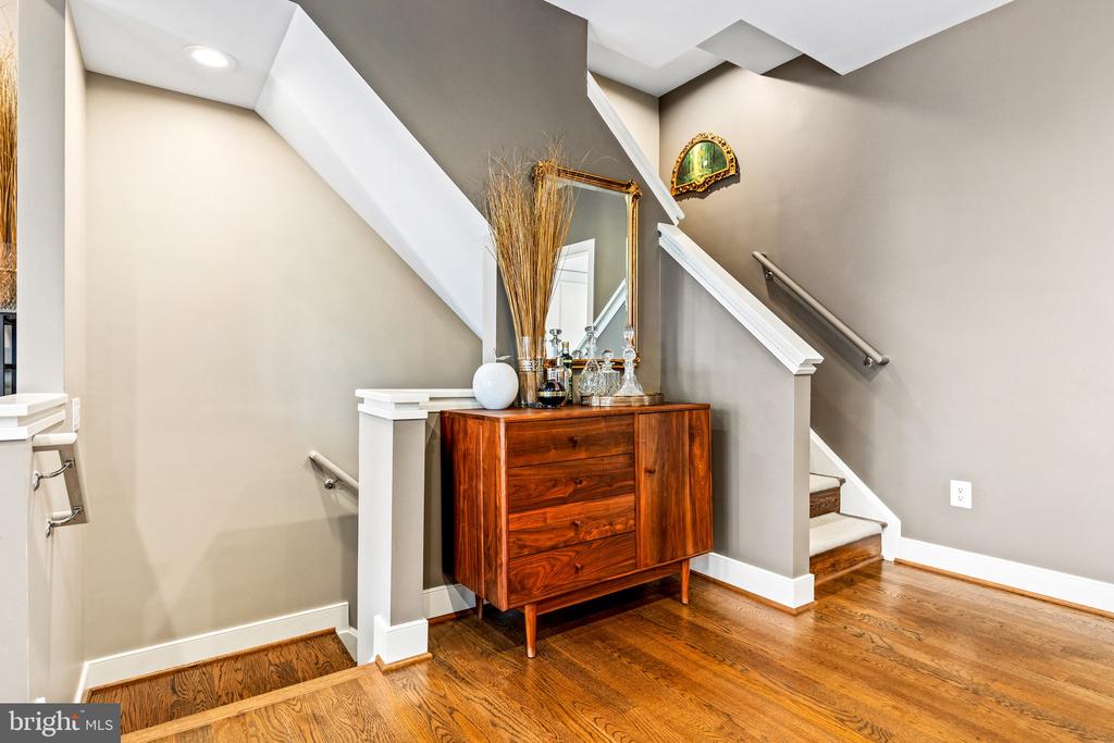 328 I STREET SE