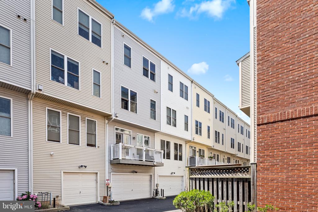 328 I STREET SE