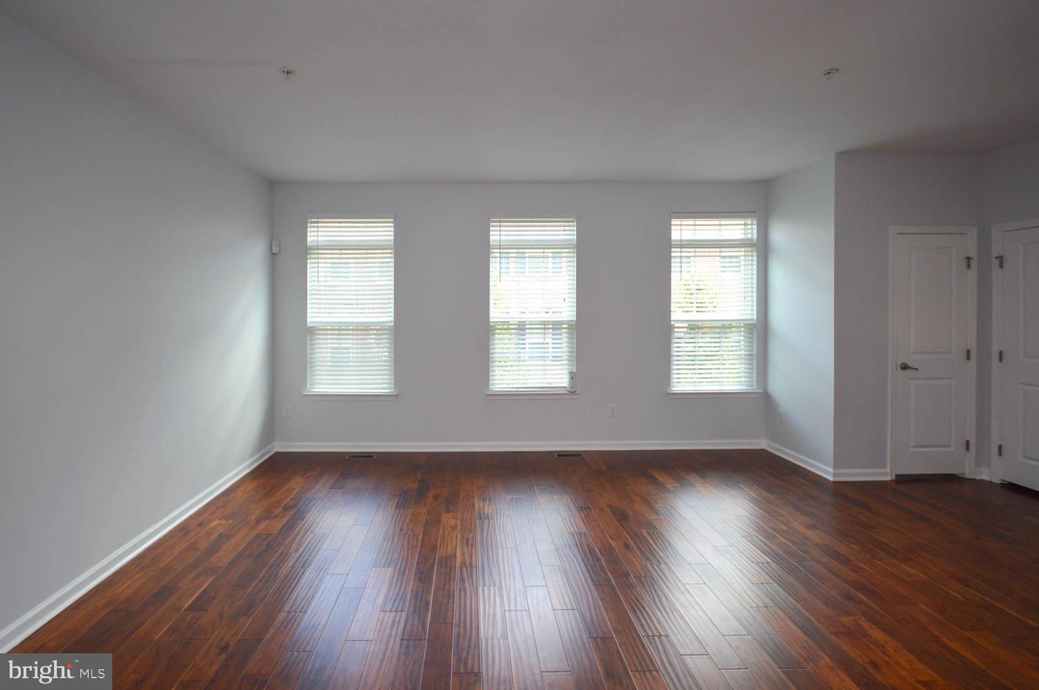 2464 BALDWIN CRESCENT NE