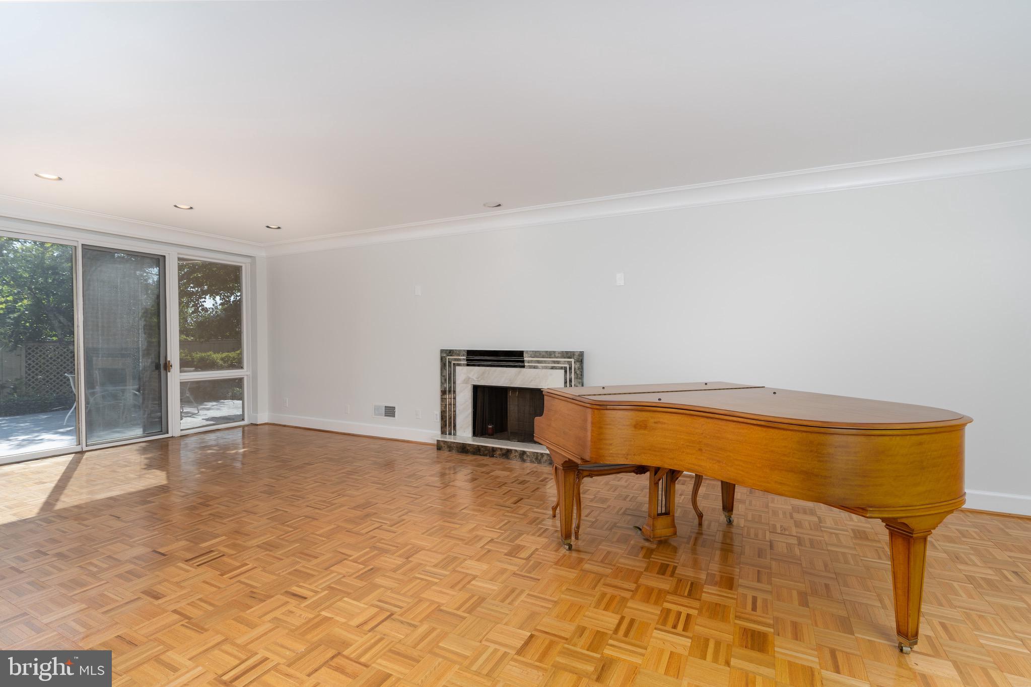 4518 FOXHALL CRESCENT NW