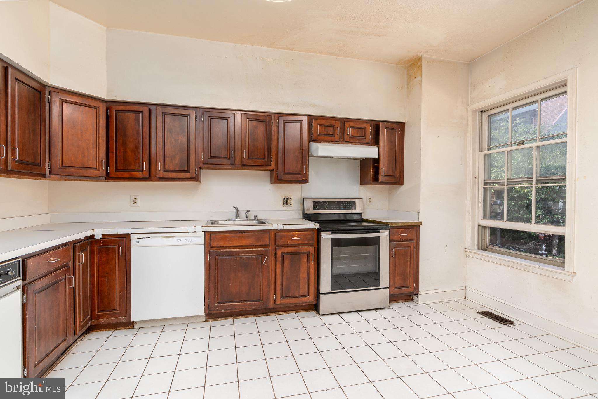 3743 WINFIELD LANE NW