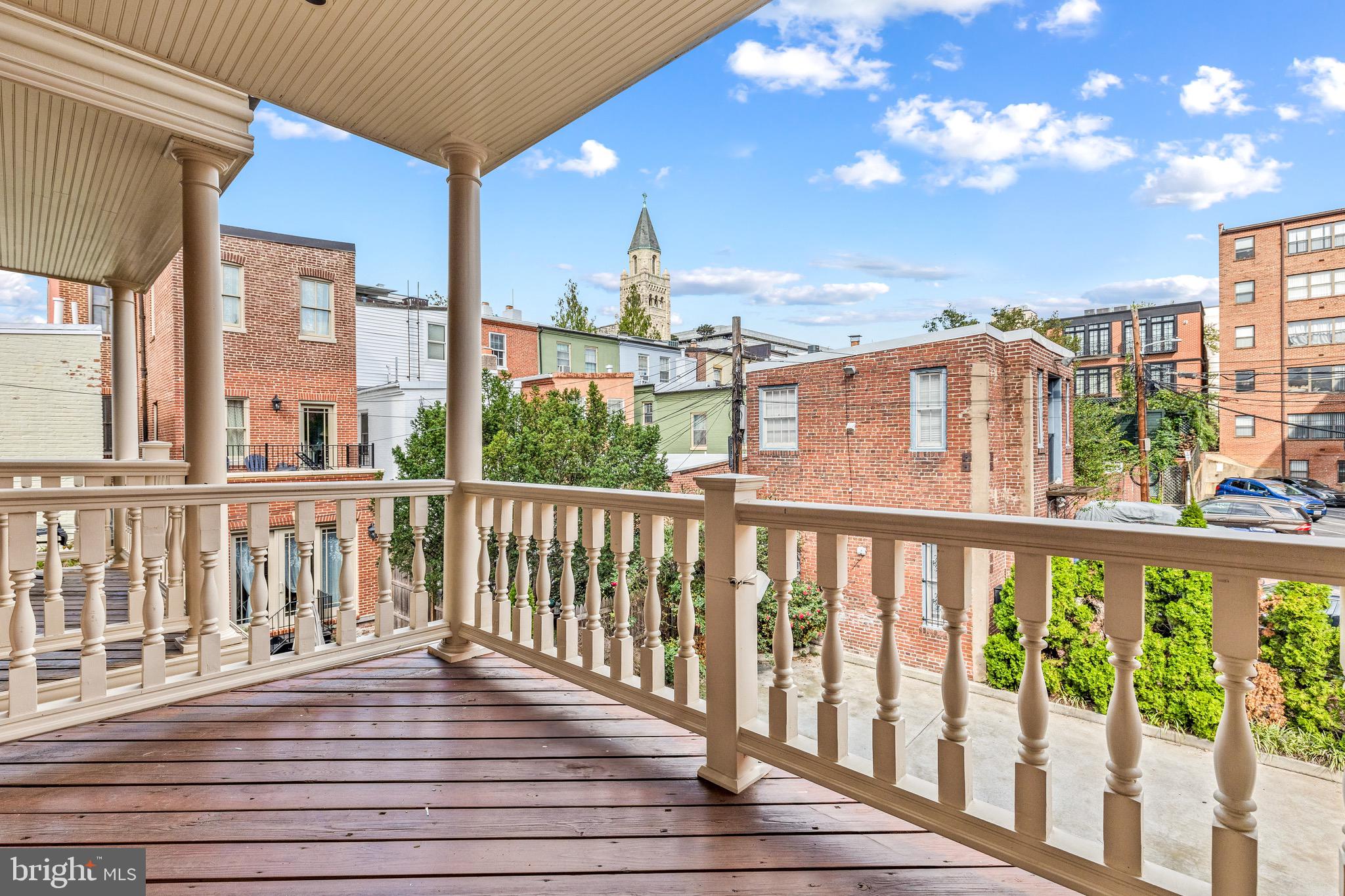 208 D STREET SE
