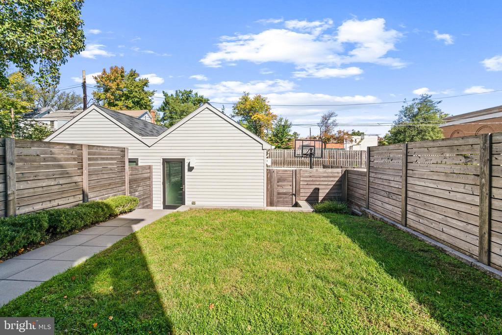 3829 LIVINGSTON STREET NW