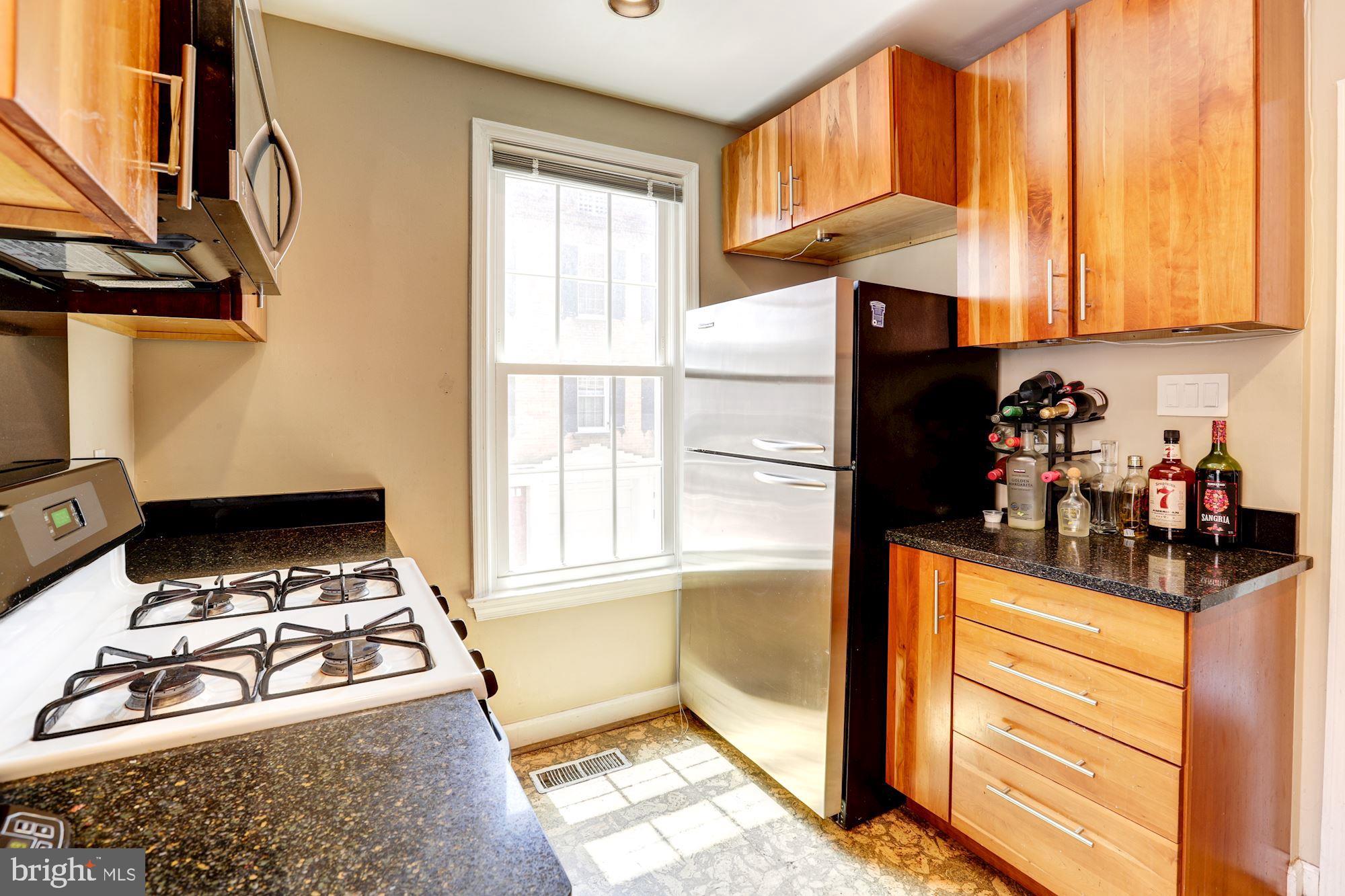 2521 QUEEN ANNES LANE NW