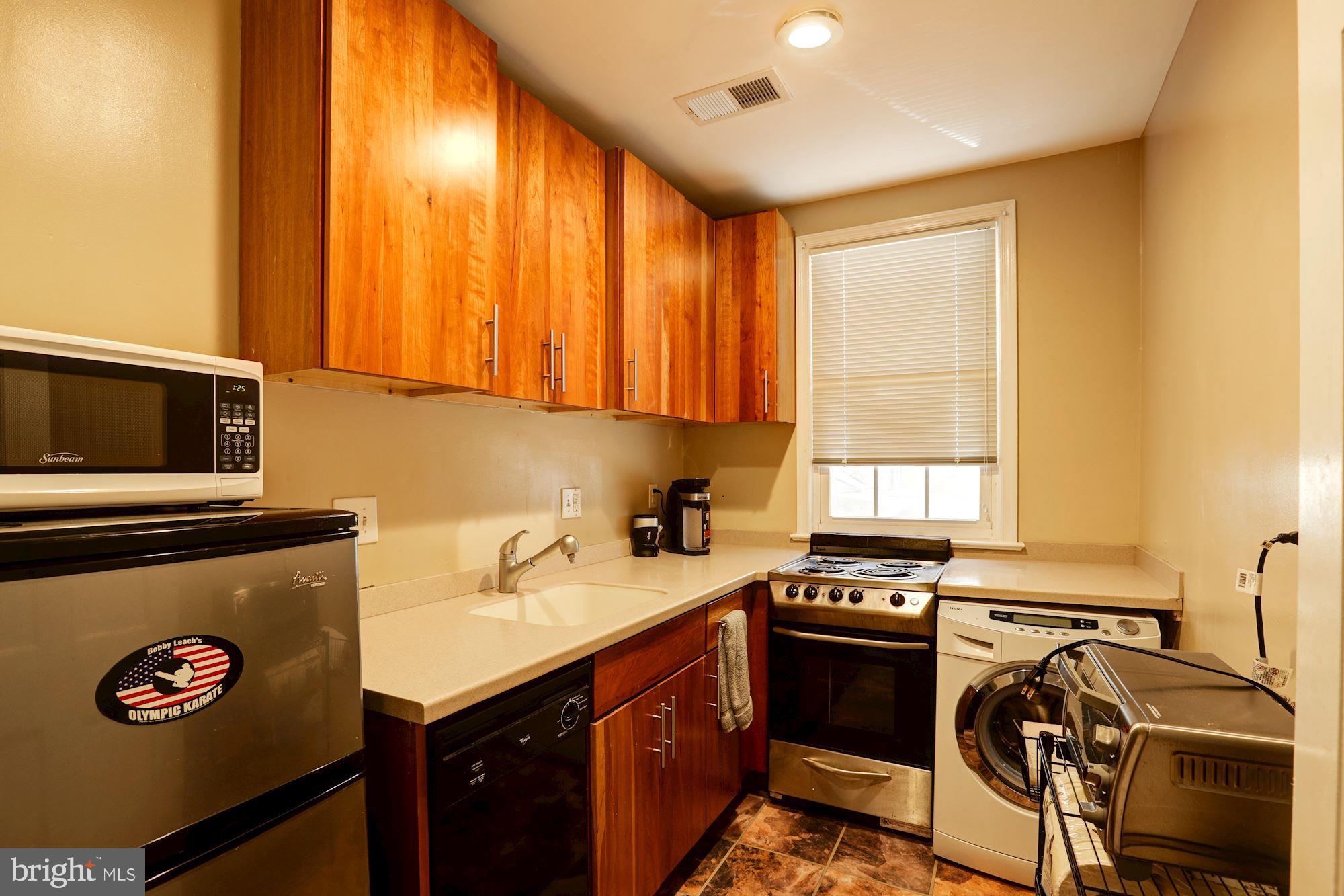 2521 QUEEN ANNES LANE NW