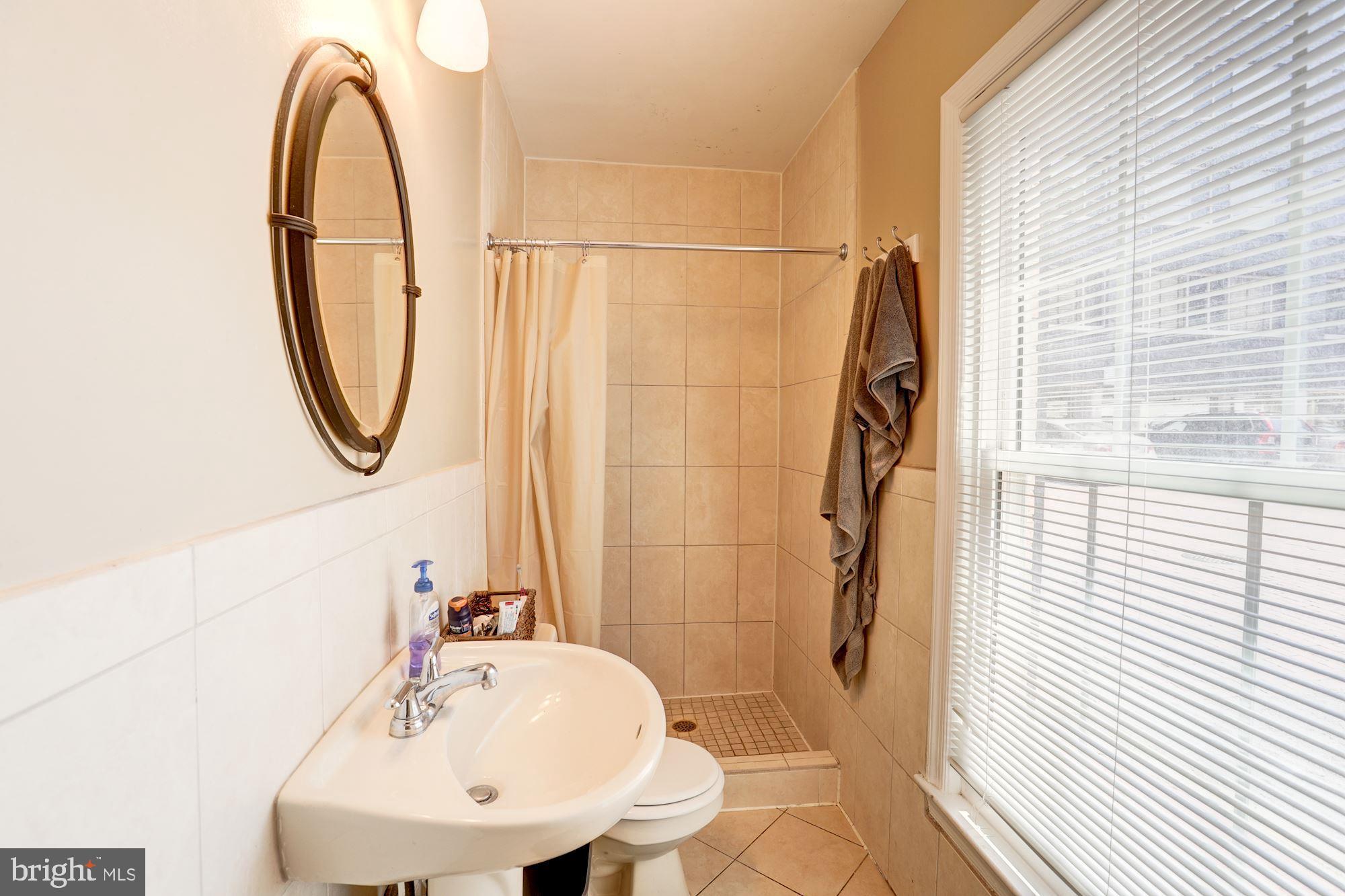 2521 QUEEN ANNES LANE NW