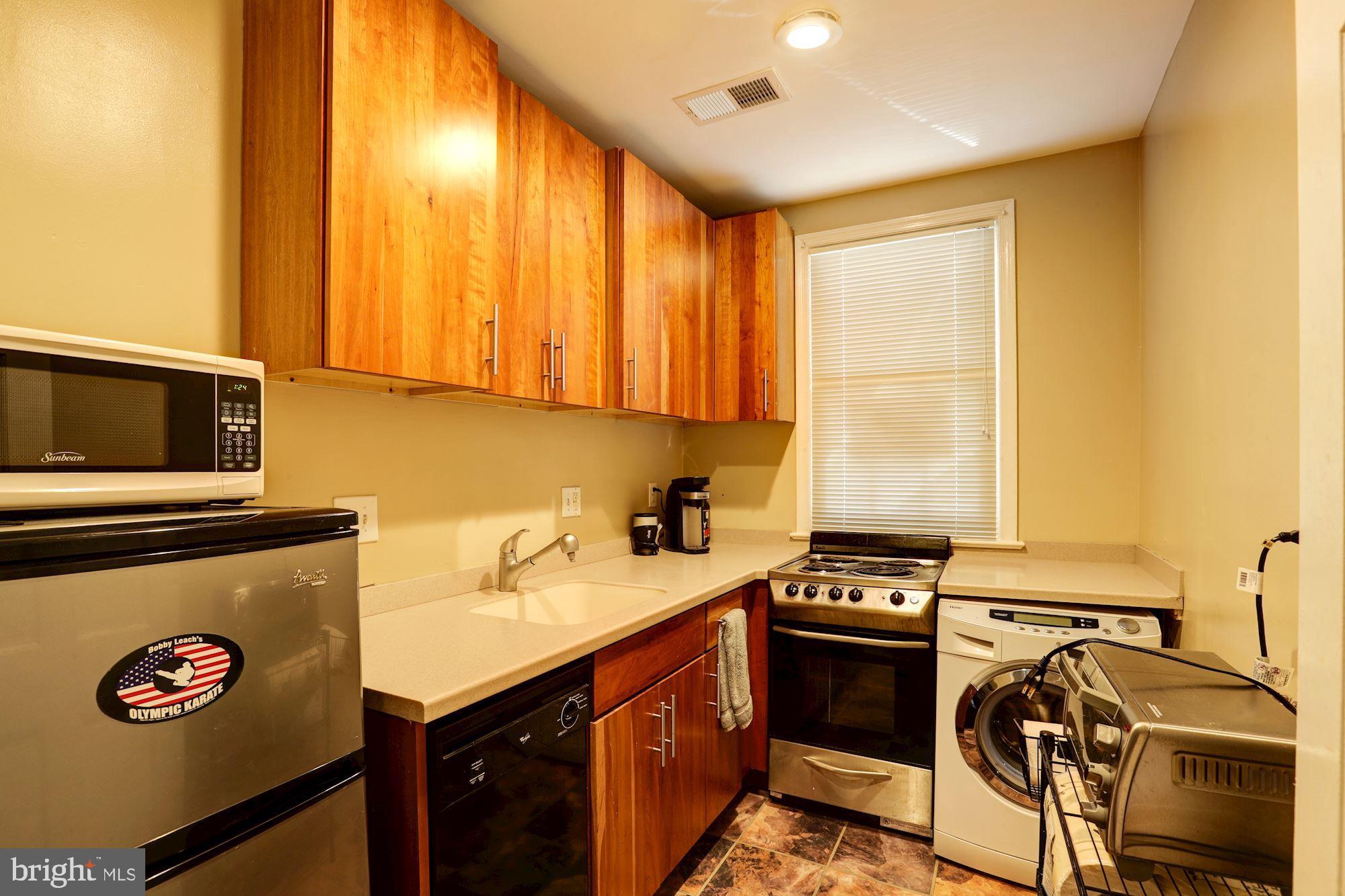 2521 QUEEN ANNES LANE NW