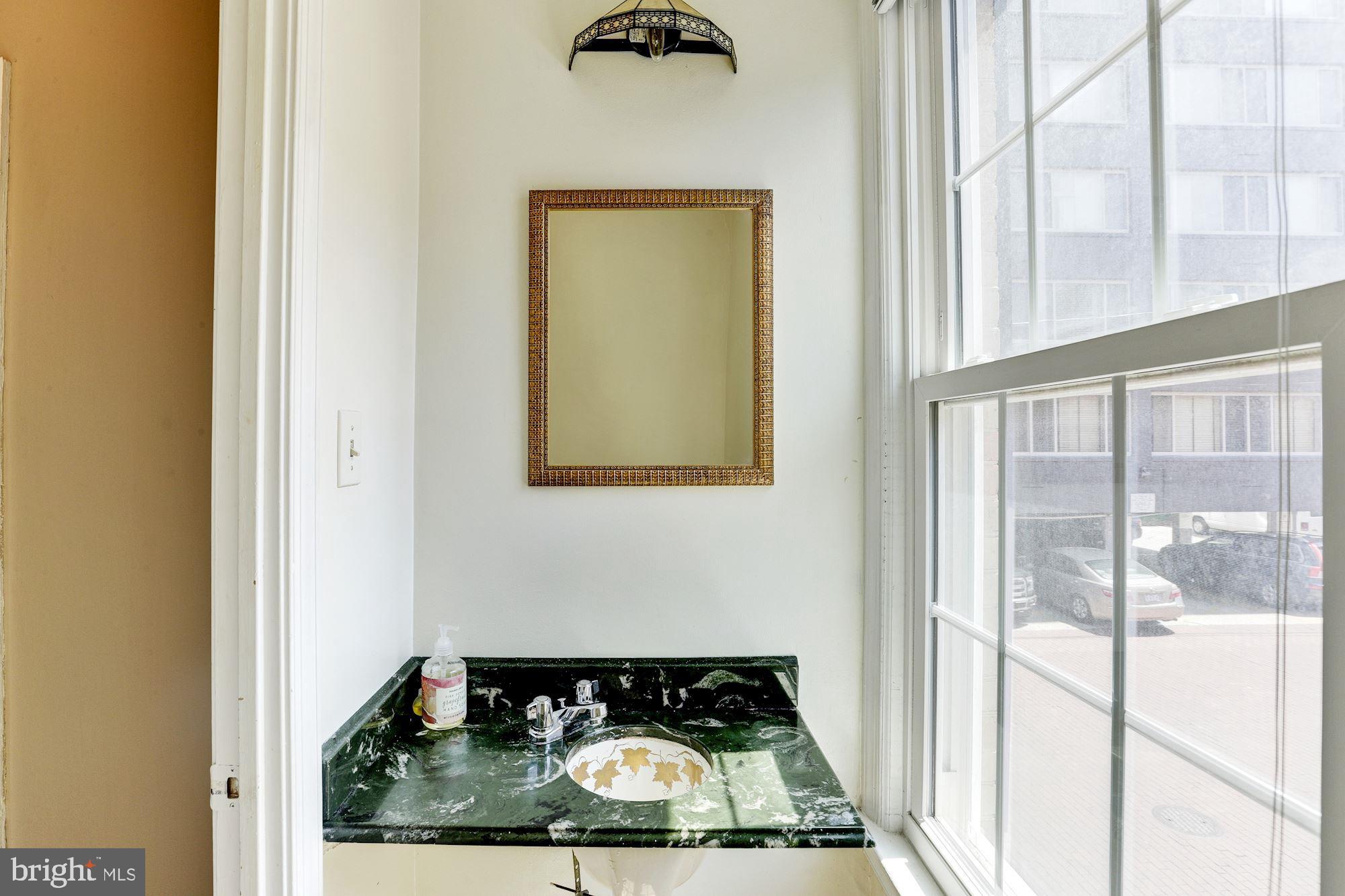 2521 QUEEN ANNES LANE NW