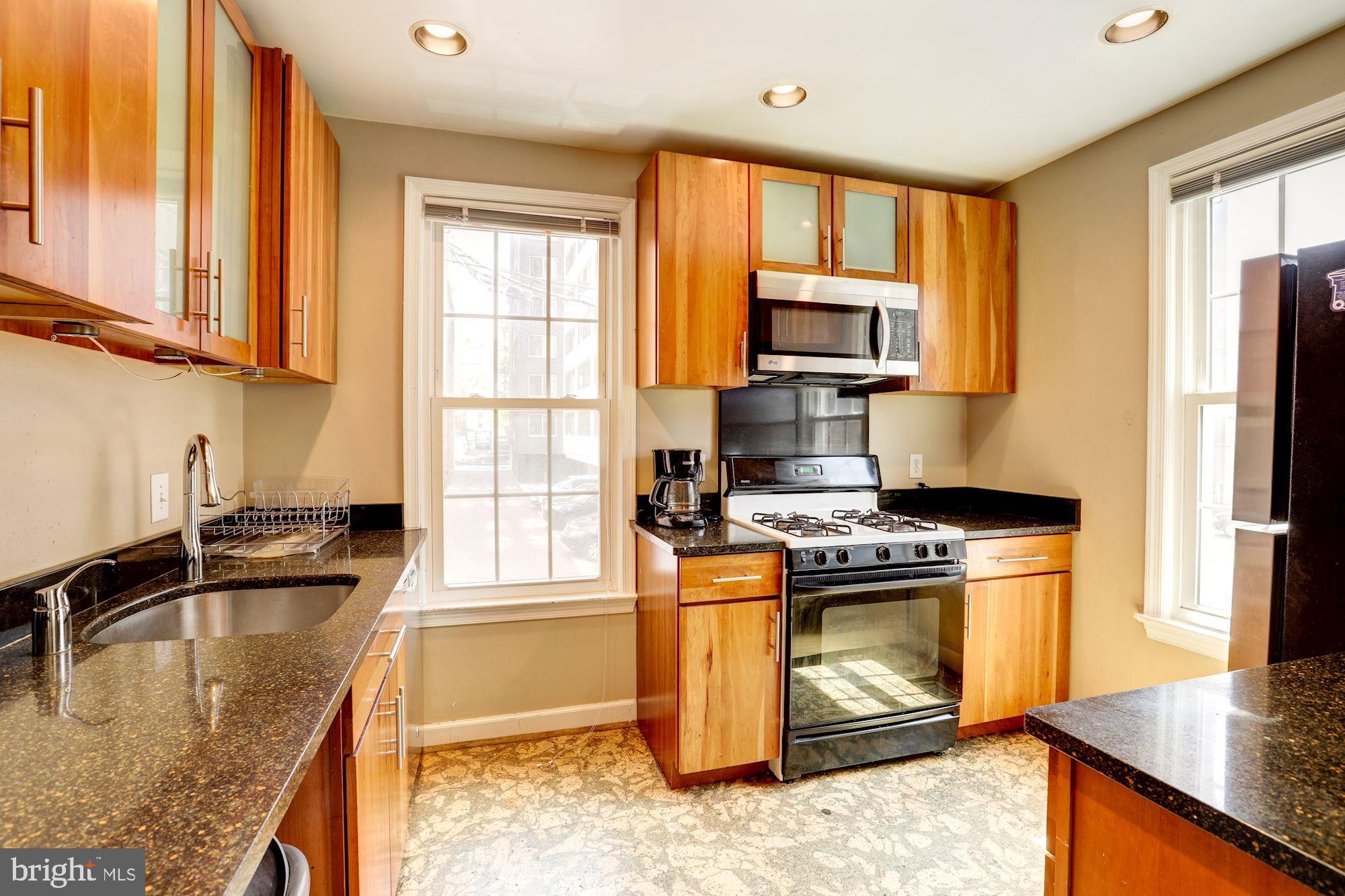 2521 QUEEN ANNES LANE NW