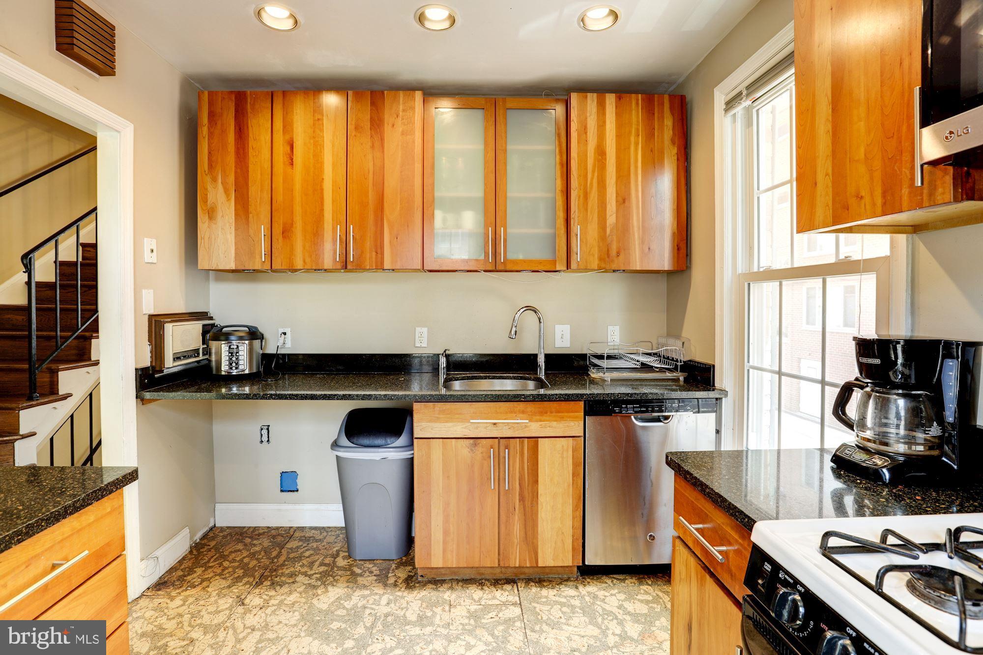 2521 QUEEN ANNES LANE NW