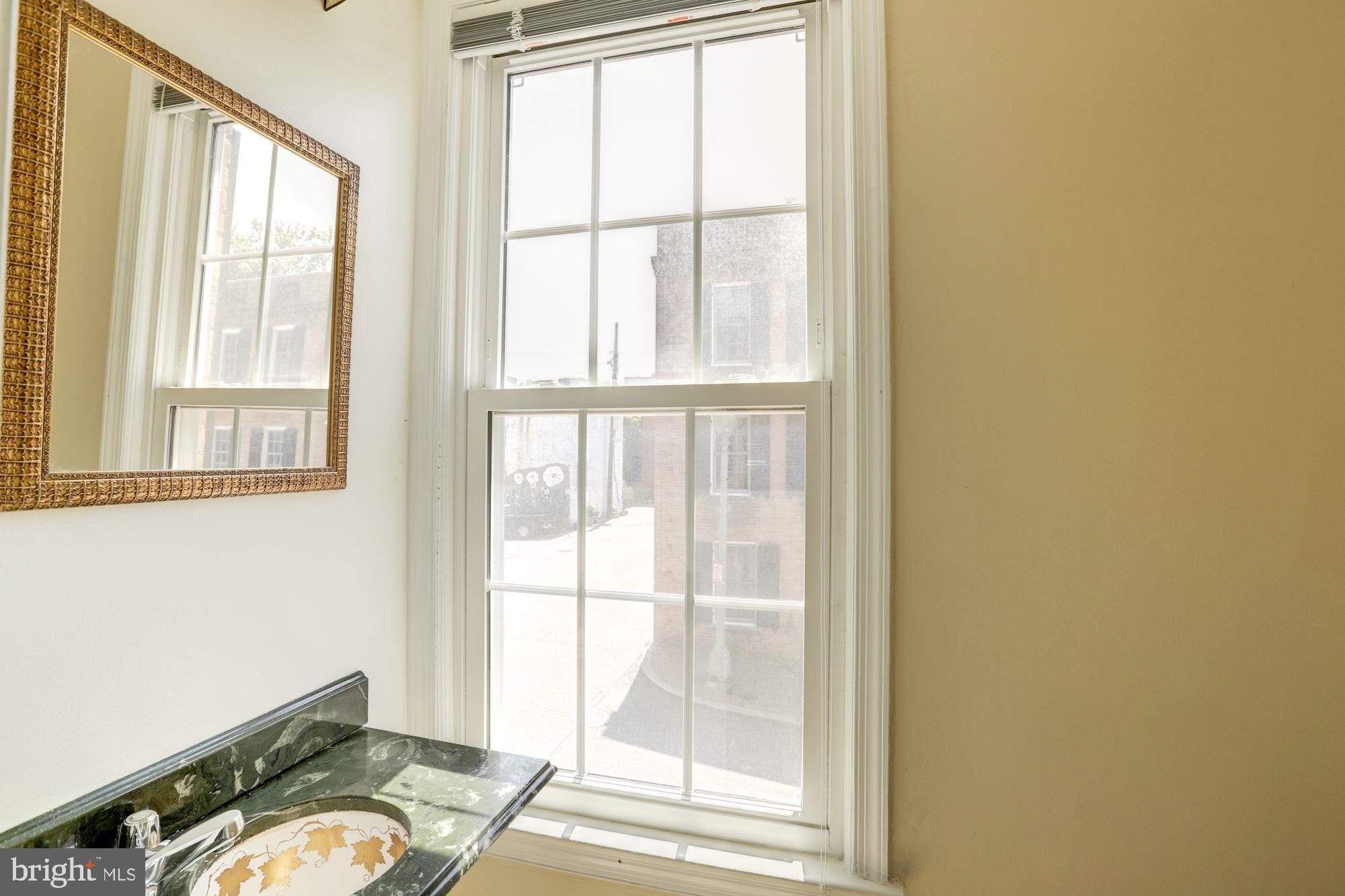 2521 QUEEN ANNES LANE NW