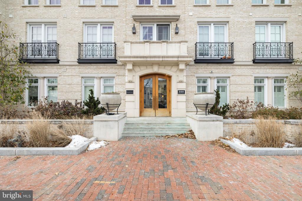 300 8TH STREET NE 402
