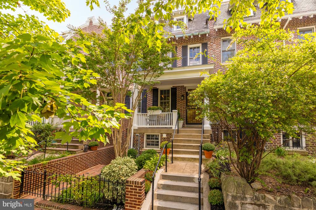 425 6TH STREET NE