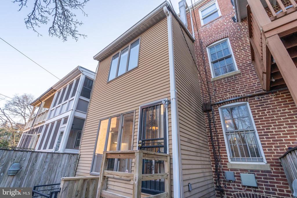 425 6TH STREET NE