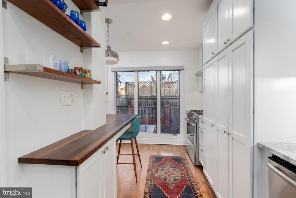 425 6TH STREET NE