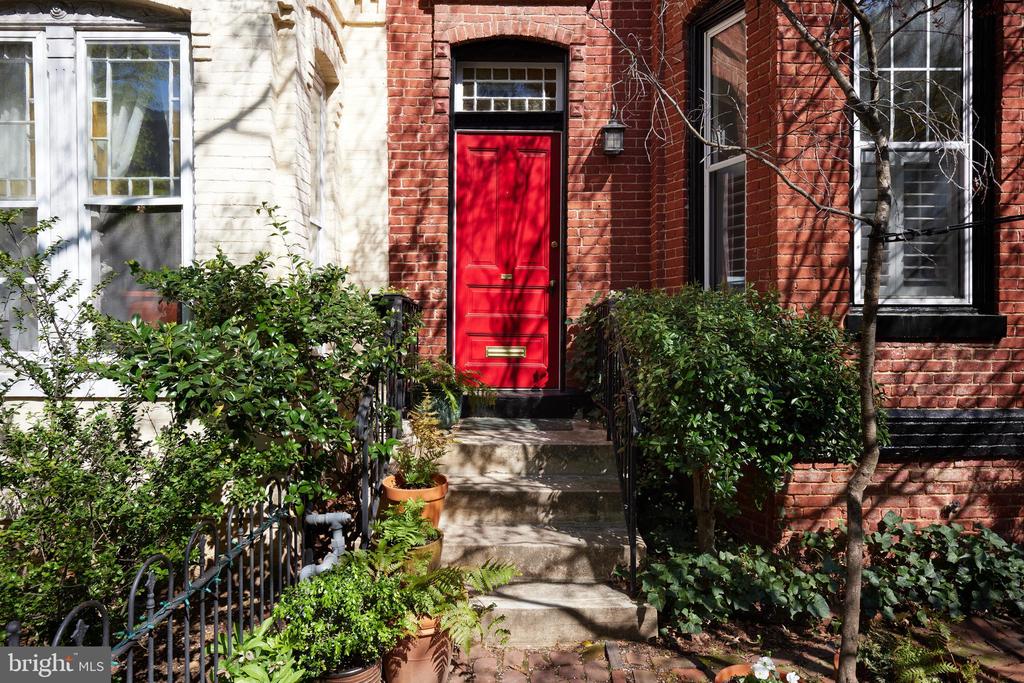 423 3RD STREET NE