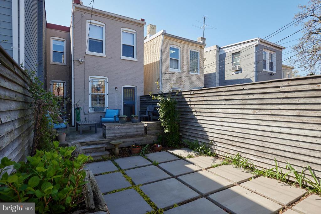 423 3RD STREET NE