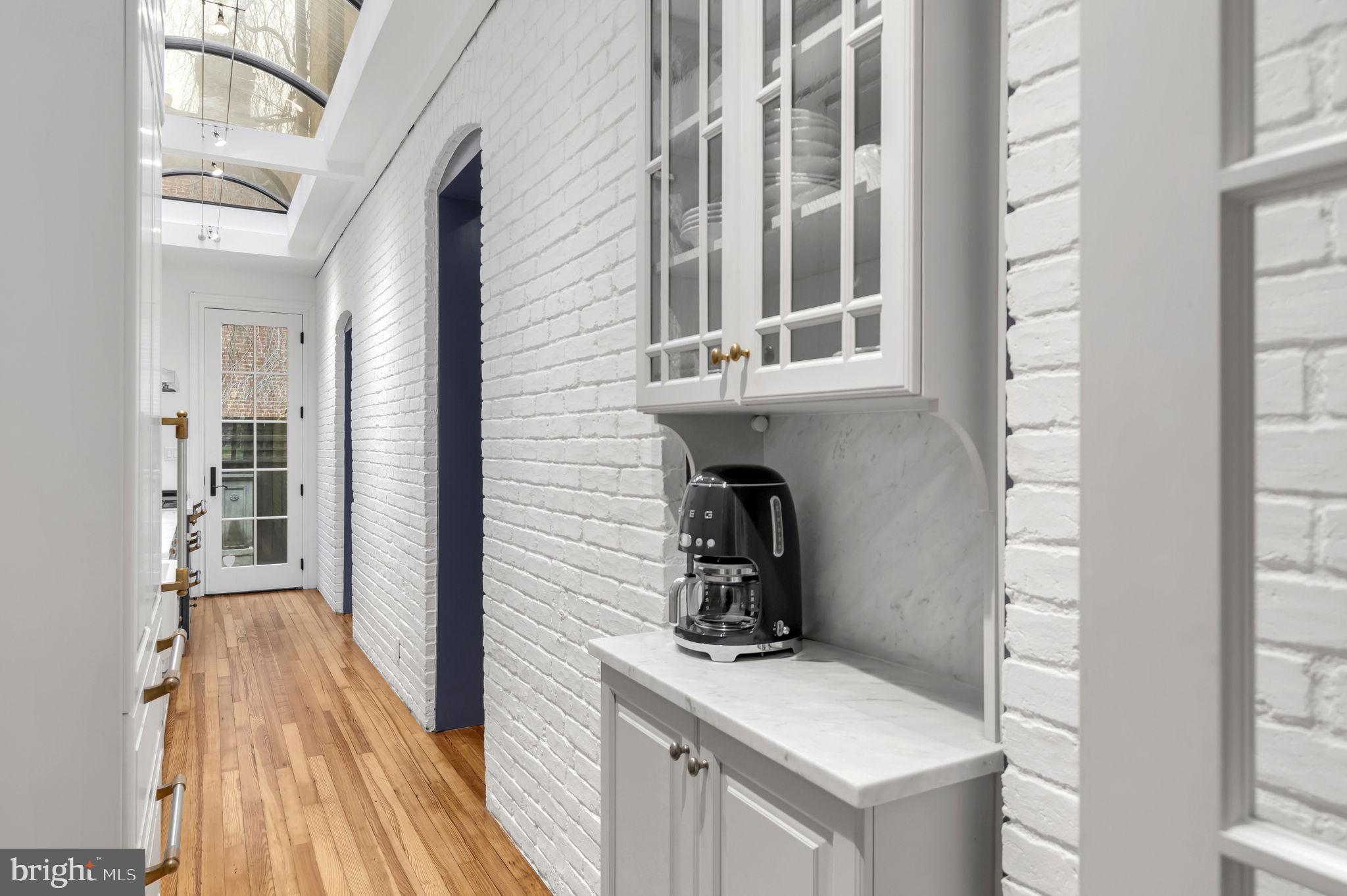 1102 E CAPITOL STREET NE