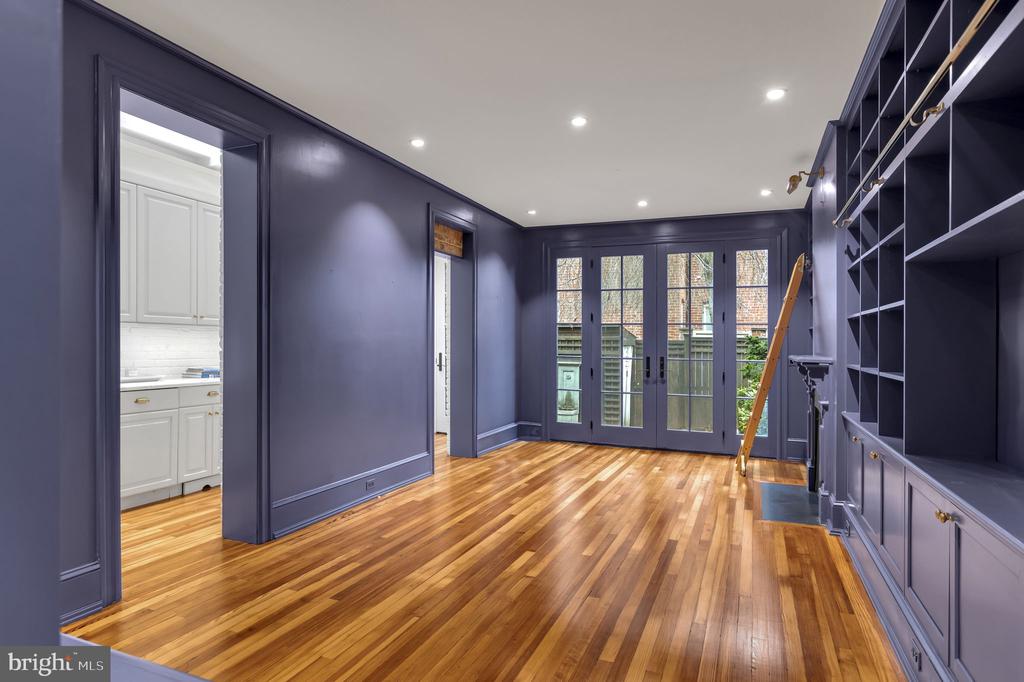 1102 E CAPITOL STREET NE
