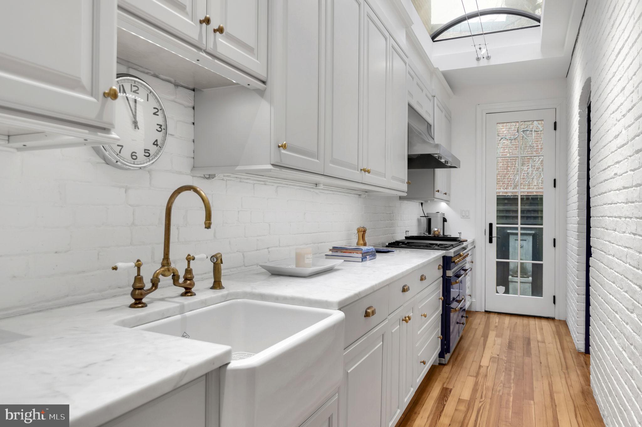 1102 E CAPITOL STREET NE