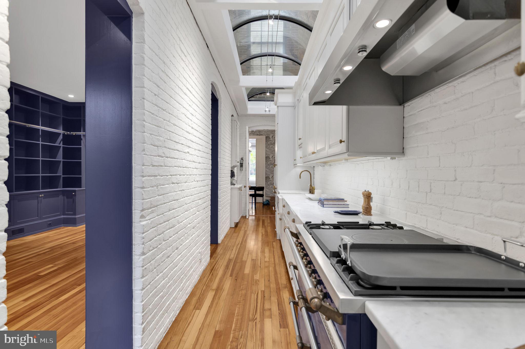 1102 E CAPITOL STREET NE