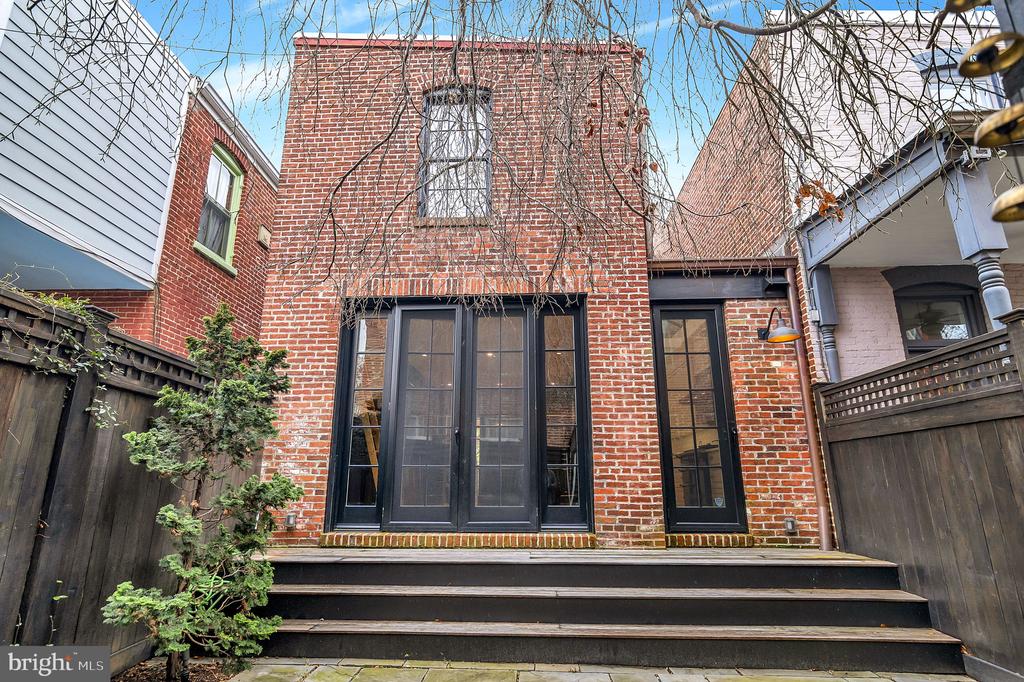 1102 E CAPITOL STREET NE