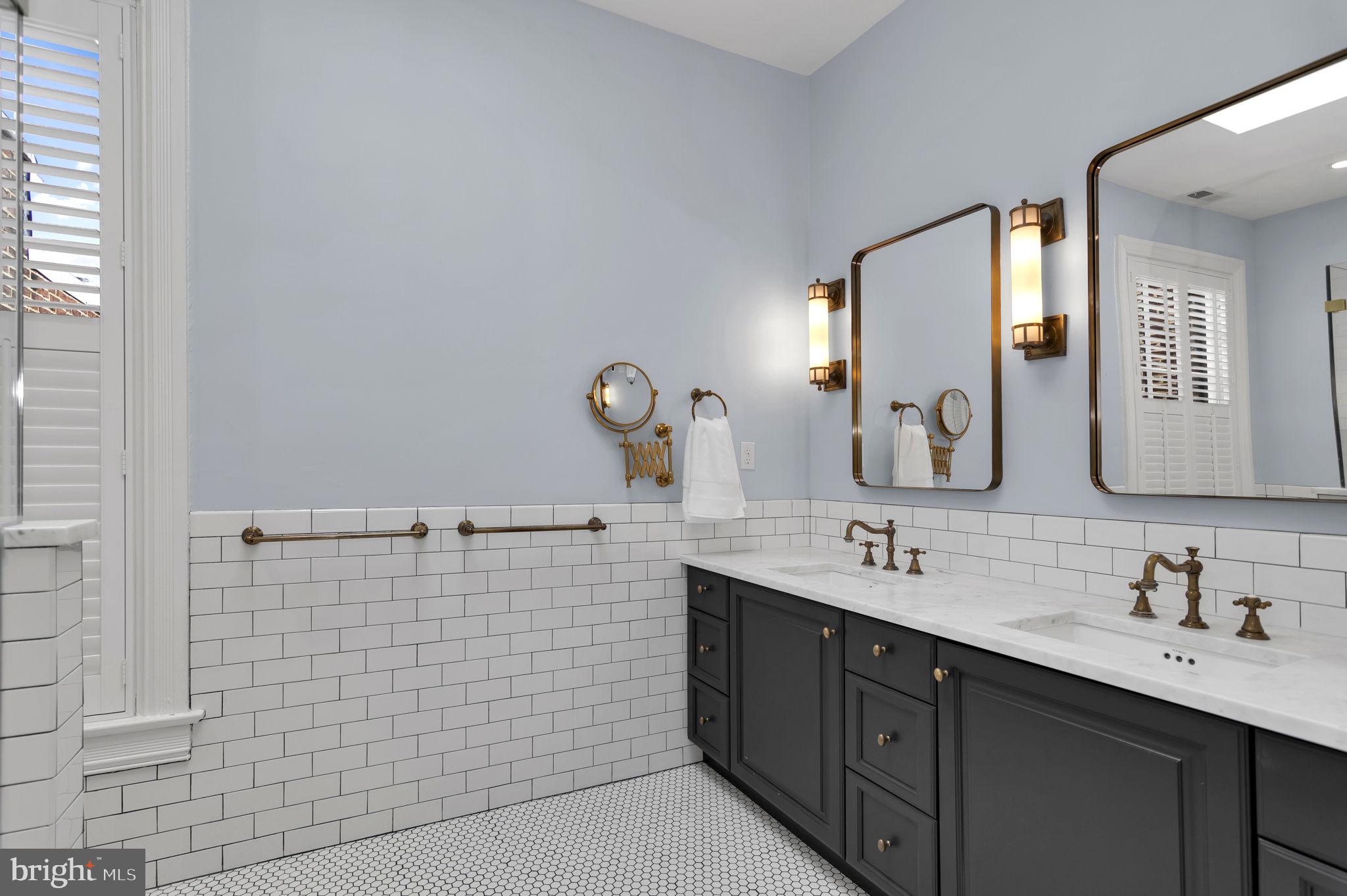 1102 E CAPITOL STREET NE