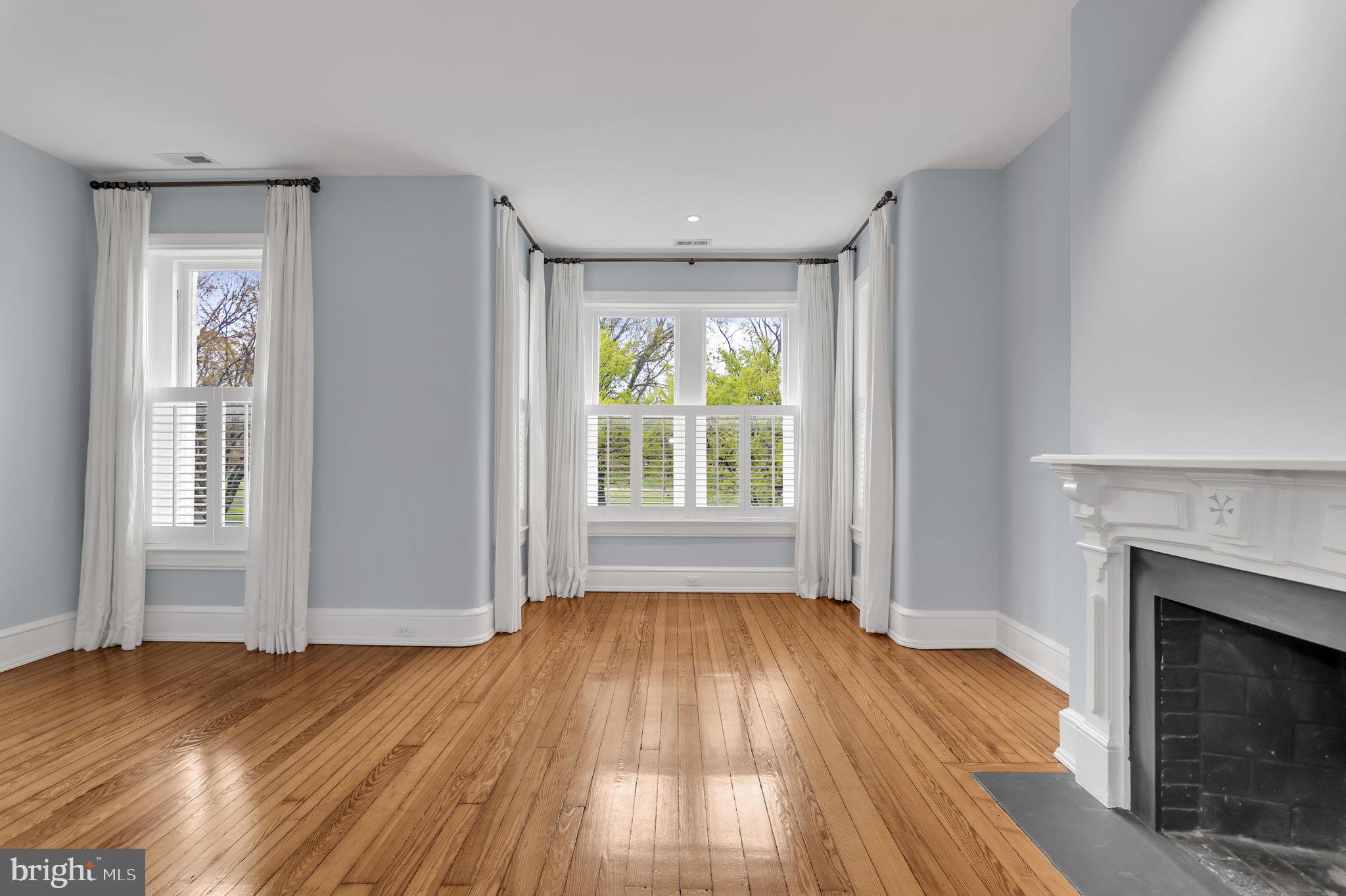 1102 E CAPITOL STREET NE