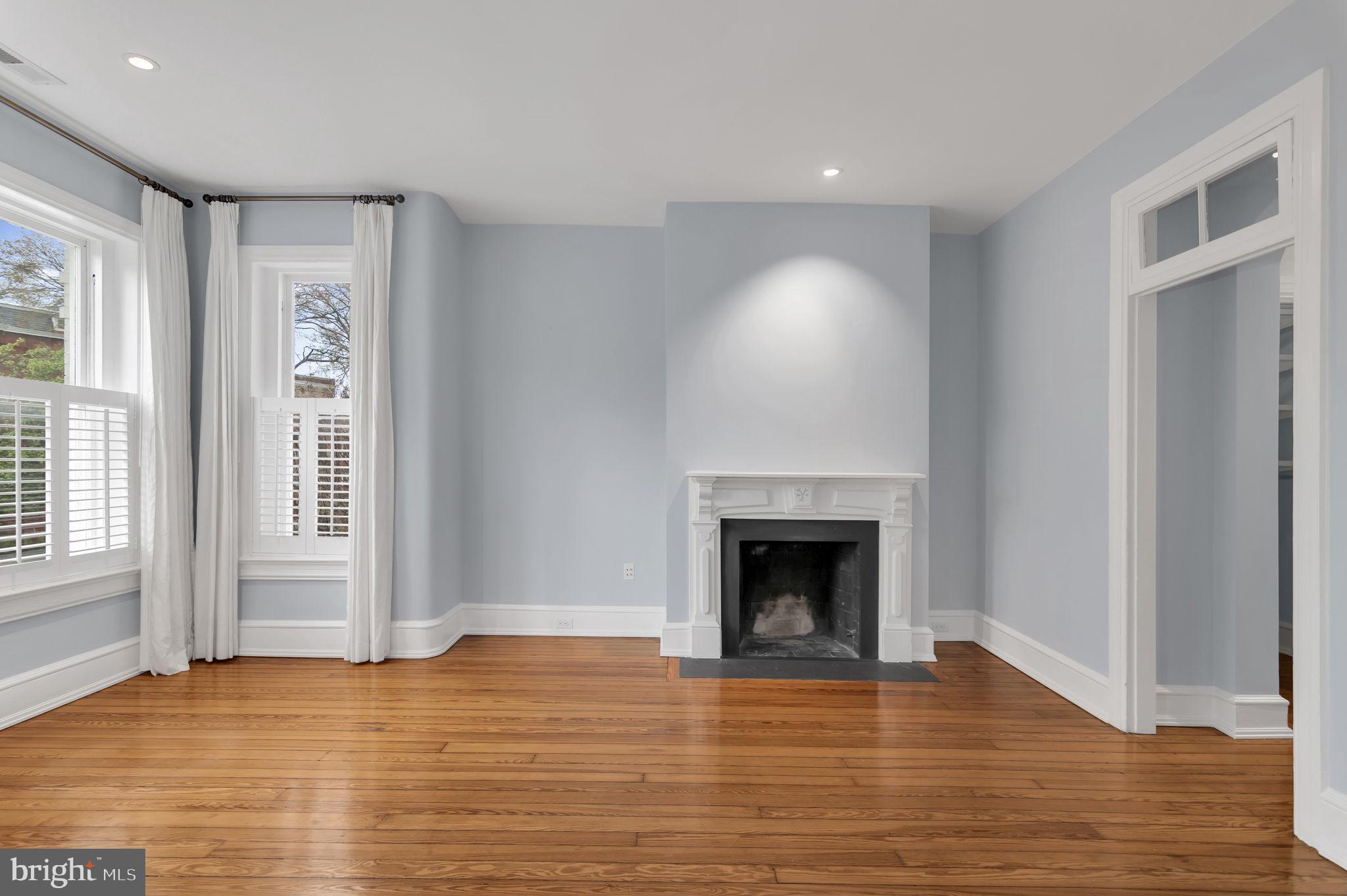 1102 E CAPITOL STREET NE