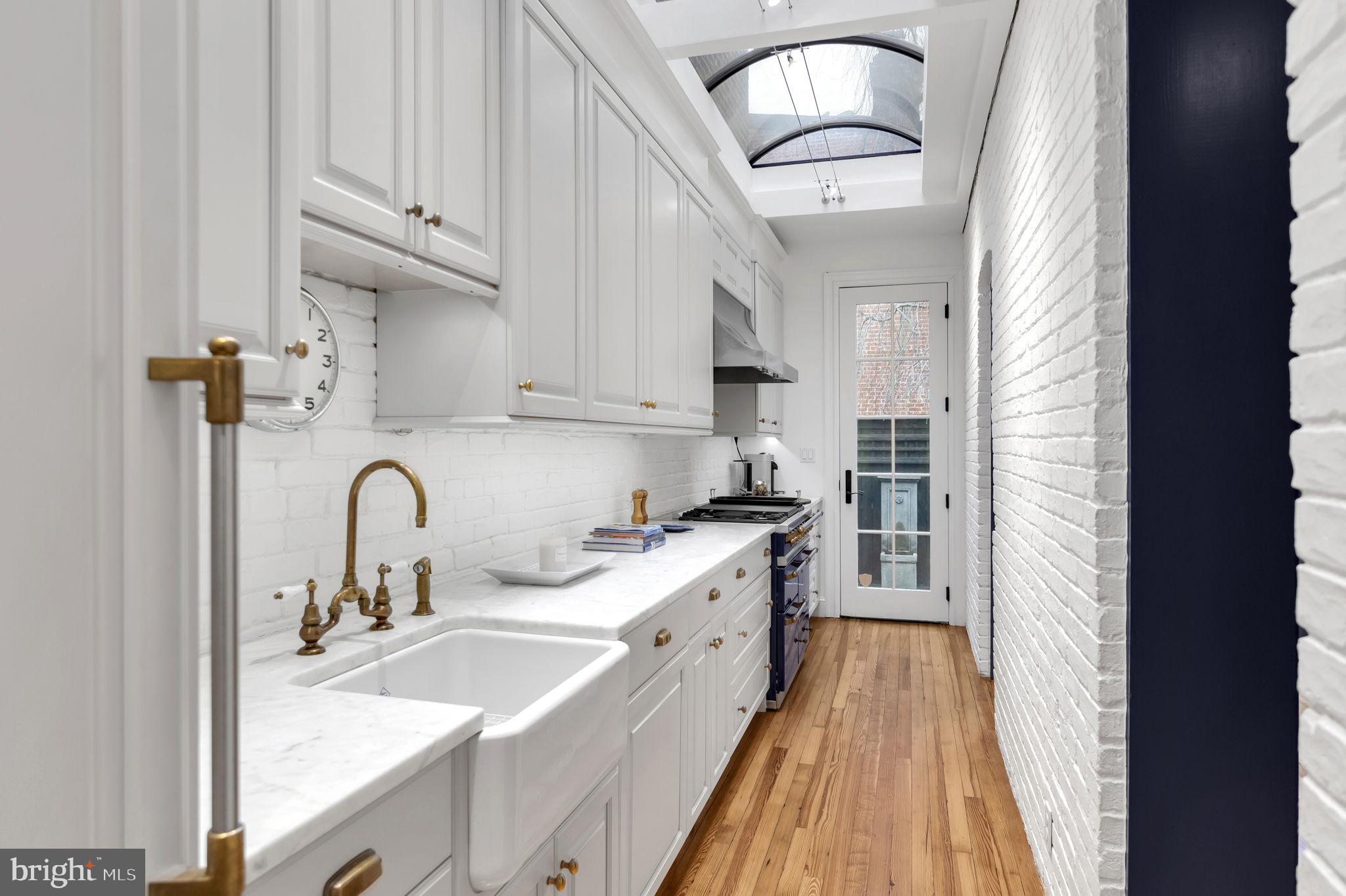 1102 E CAPITOL STREET NE