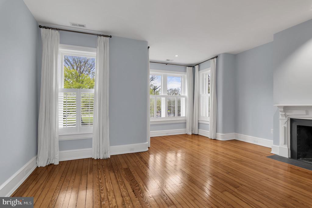 1102 E CAPITOL STREET NE