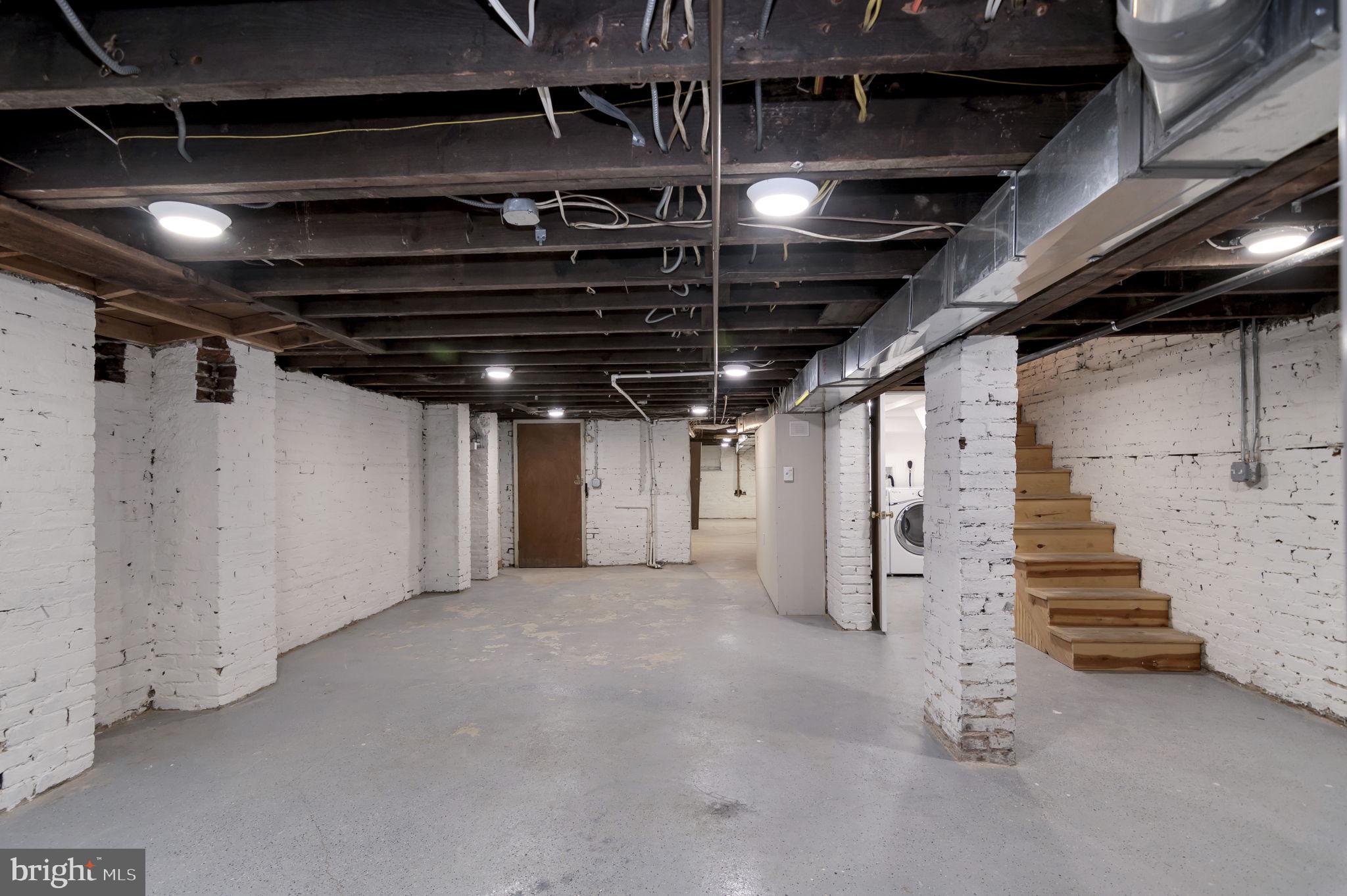 1102 E CAPITOL STREET NE