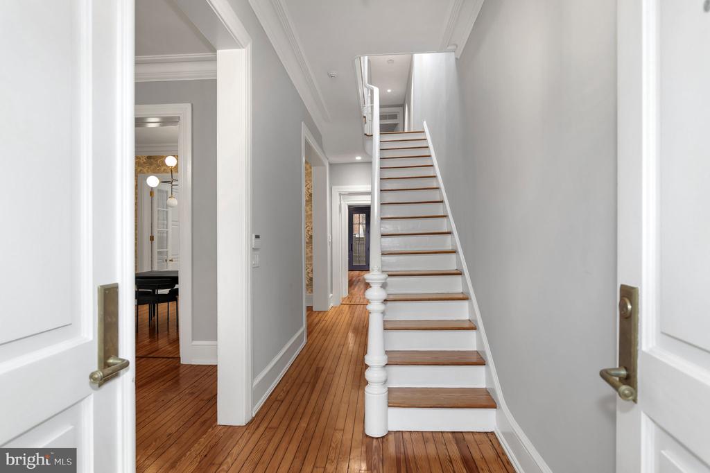 1102 E CAPITOL STREET NE