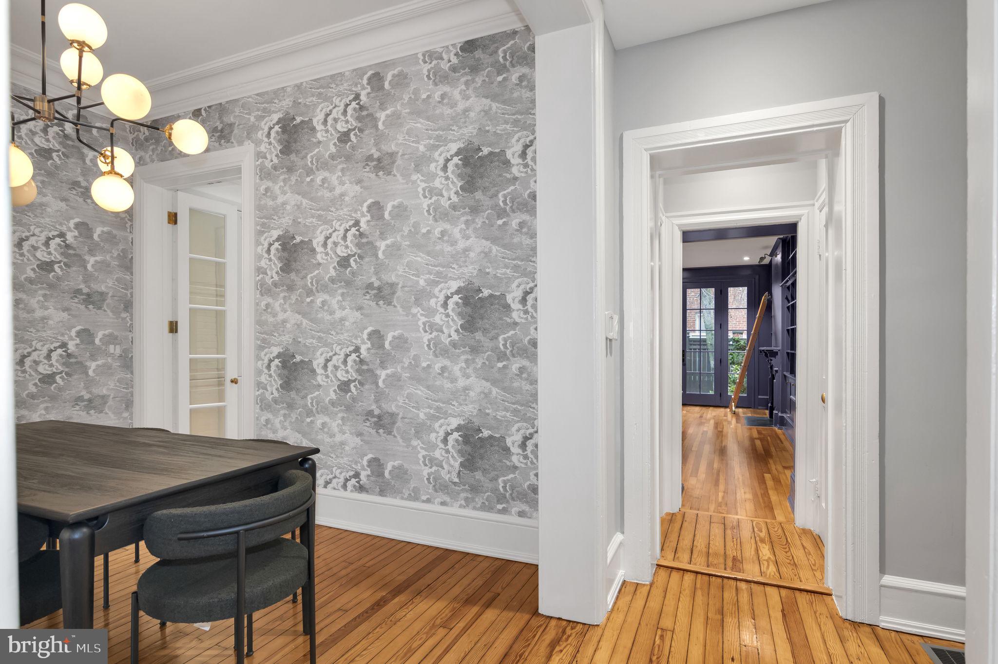 1102 E CAPITOL STREET NE