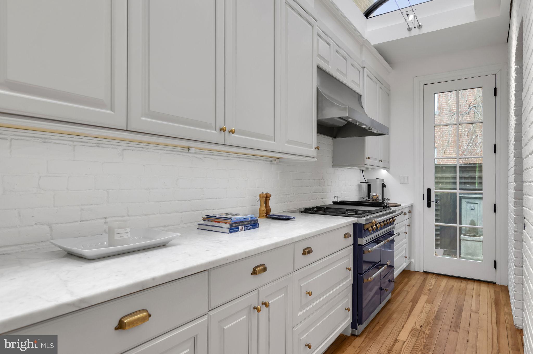 1102 E CAPITOL STREET NE