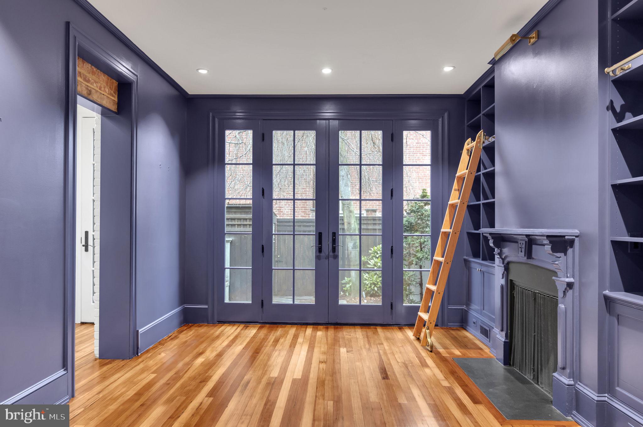 1102 E CAPITOL STREET NE