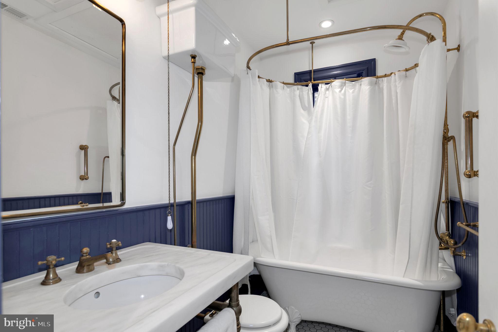 1102 E CAPITOL STREET NE