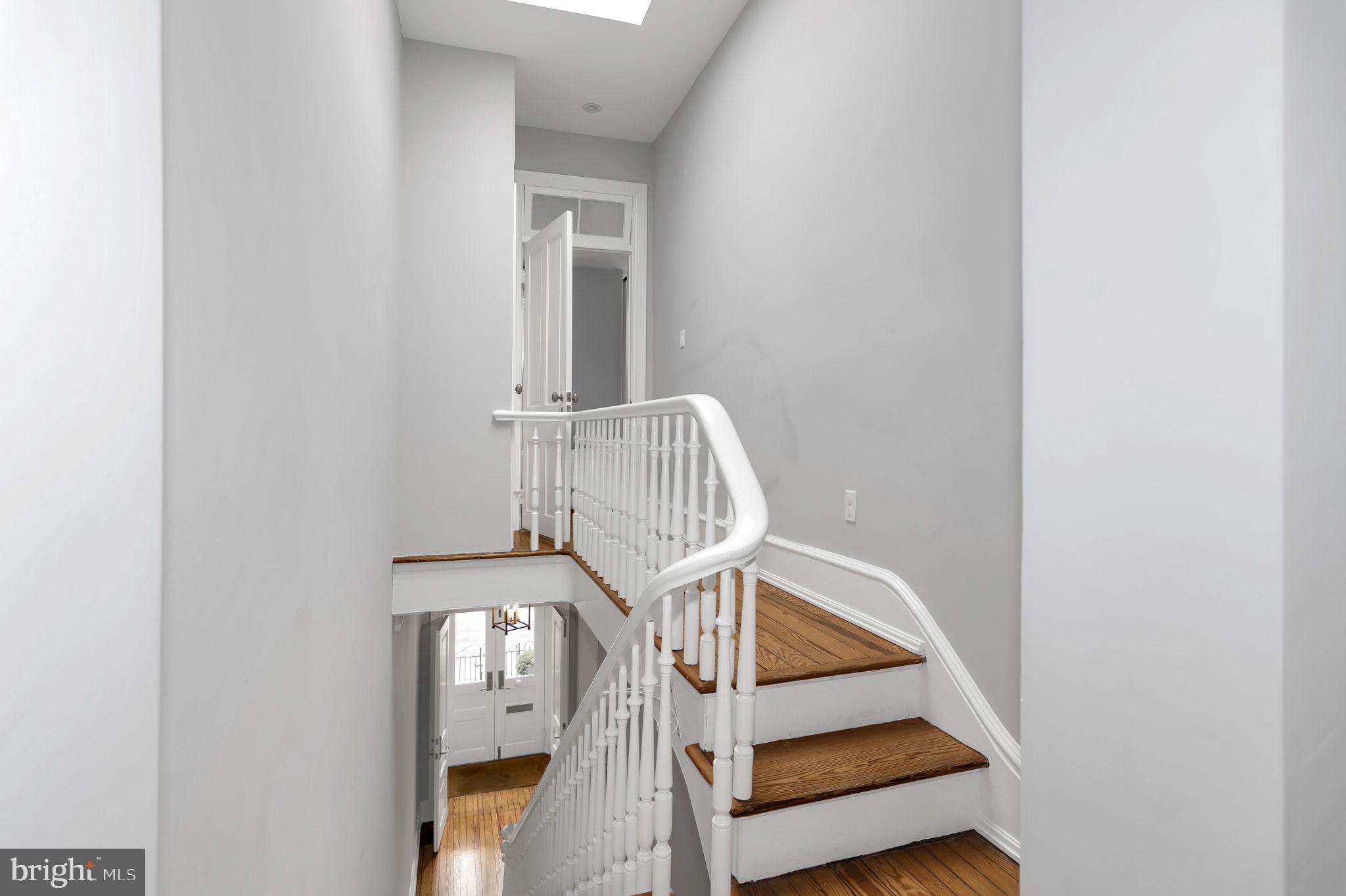 1102 E CAPITOL STREET NE