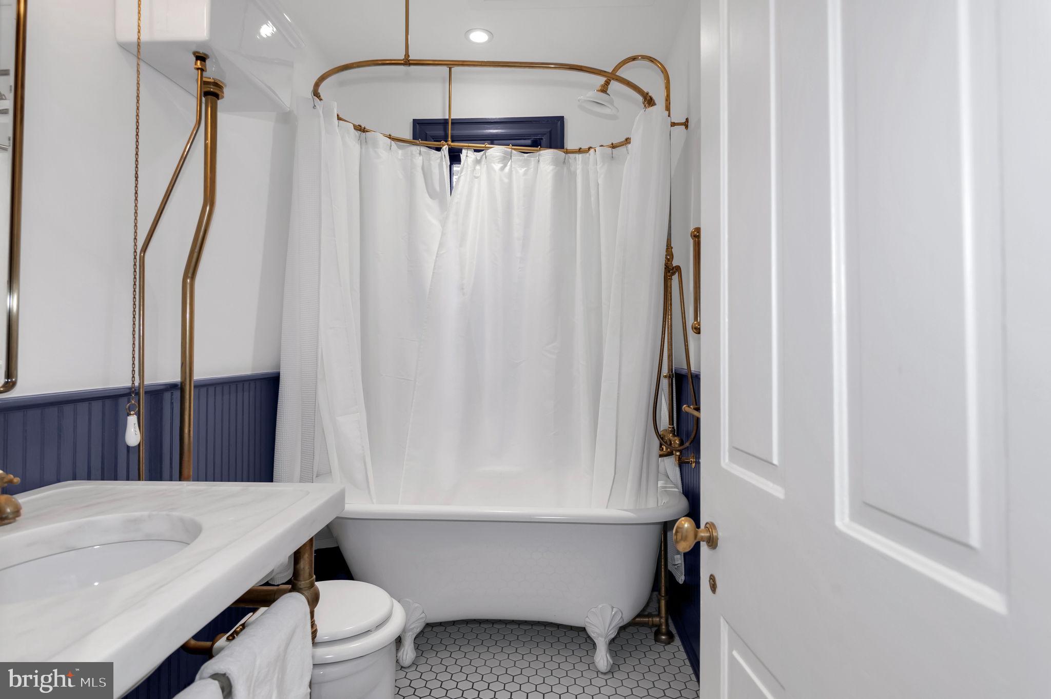 1102 E CAPITOL STREET NE