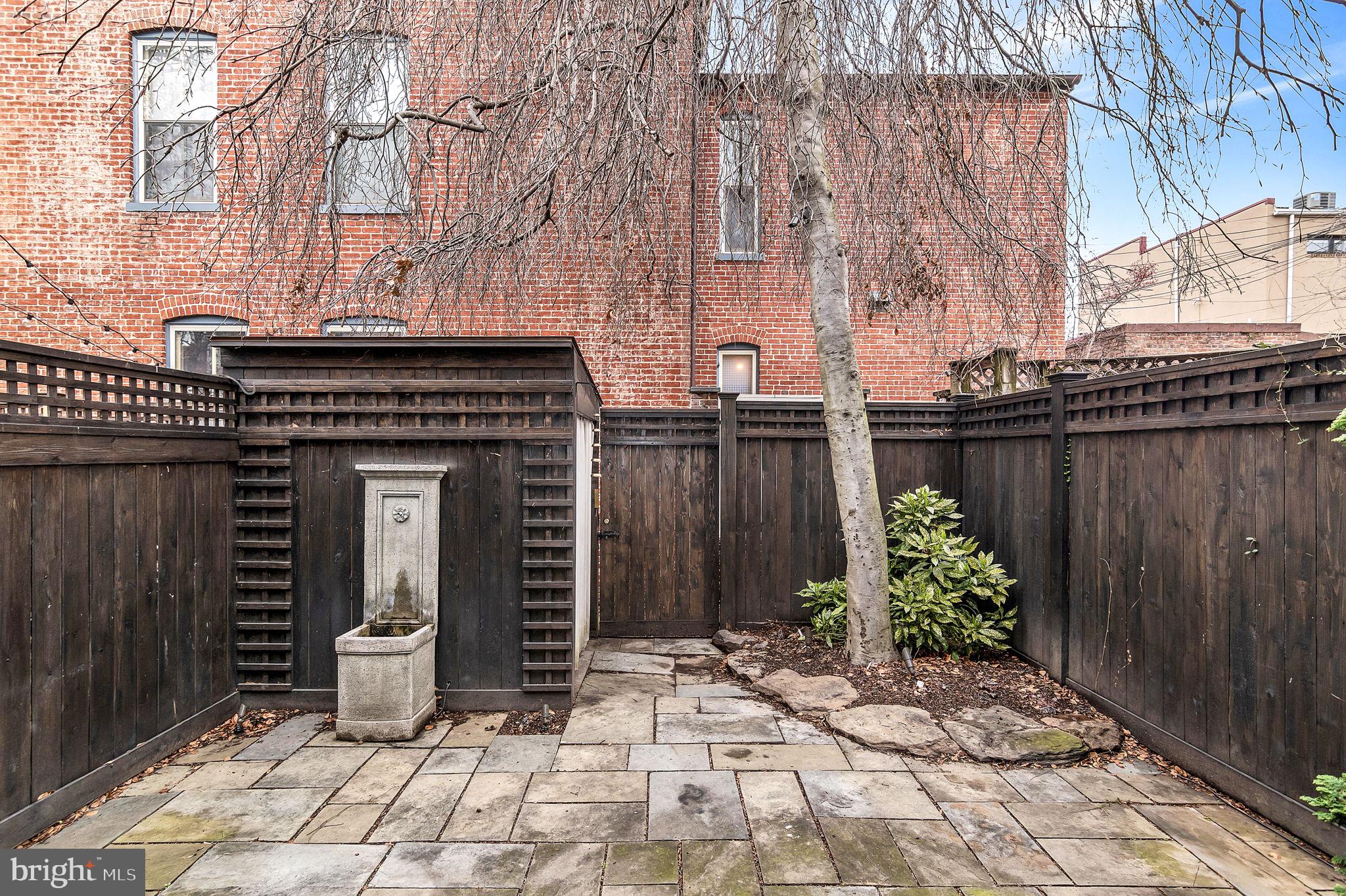 1102 E CAPITOL STREET NE