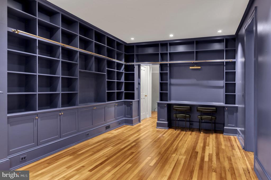 1102 E CAPITOL STREET NE