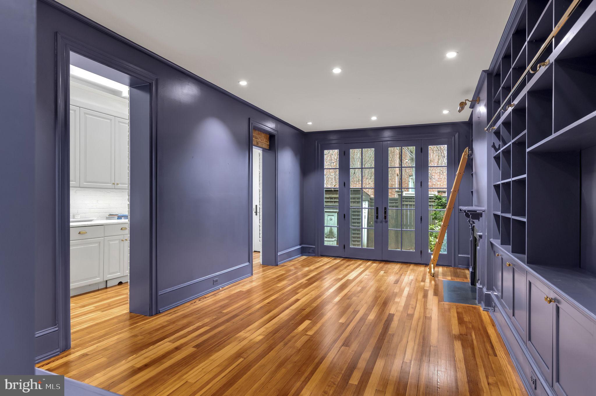 1102 E CAPITOL STREET NE