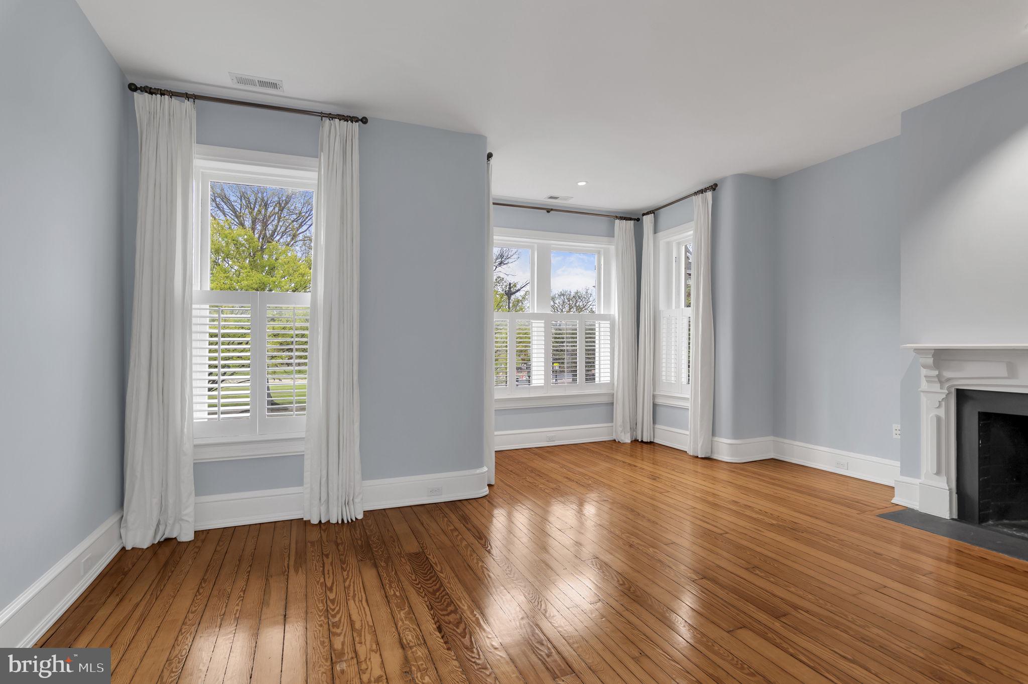 1102 E CAPITOL STREET NE