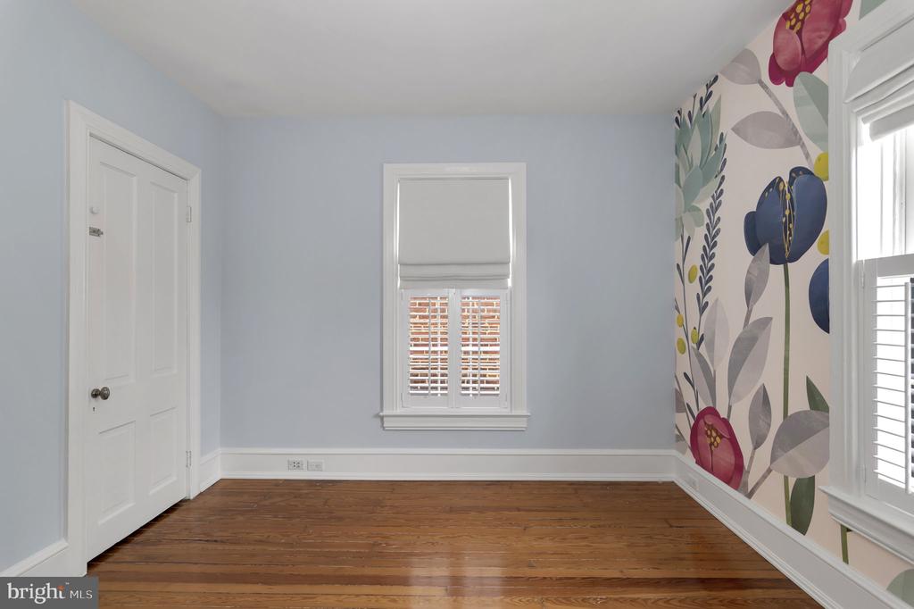 1102 E CAPITOL STREET NE