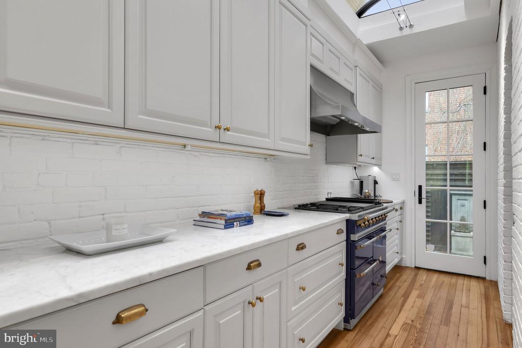 1102 E CAPITOL STREET NE